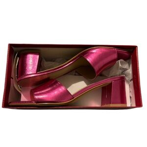 Chrome fushia mule heels!
-never worn
-super cute